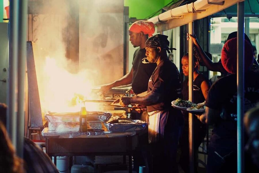 Bridgetown: Oistins reservation with drink & return transfer - Arriving early enough to eat without a long wait